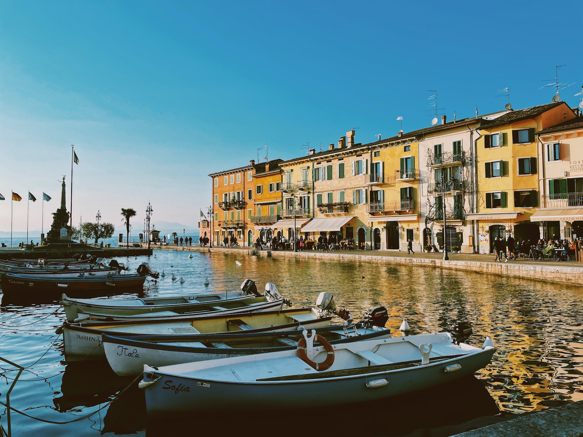 Foto di Michael Martinelli | Unsplash Licence UNA PASSEGGIATA SUL LAGO DI GARDA
